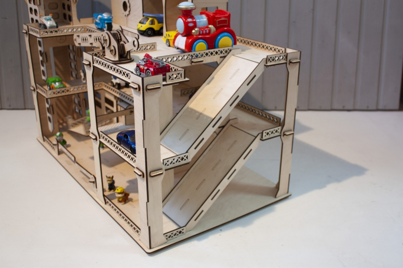 Деревянная парковка с лифтом и краном