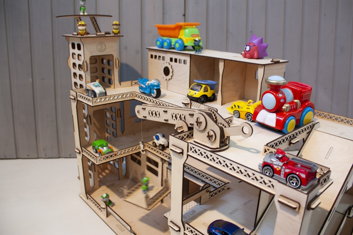 Деревянная парковка с лифтом и краном