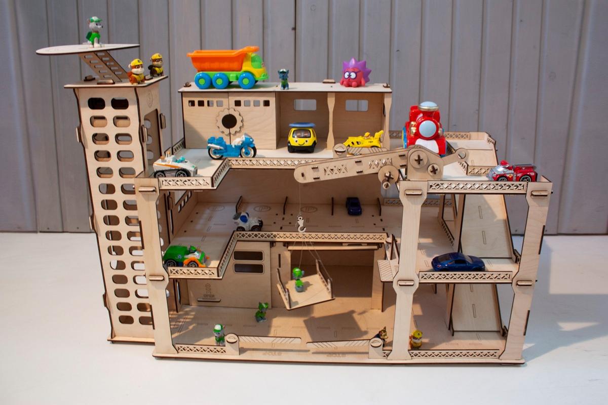 Деревянная парковка с лифтом и краном