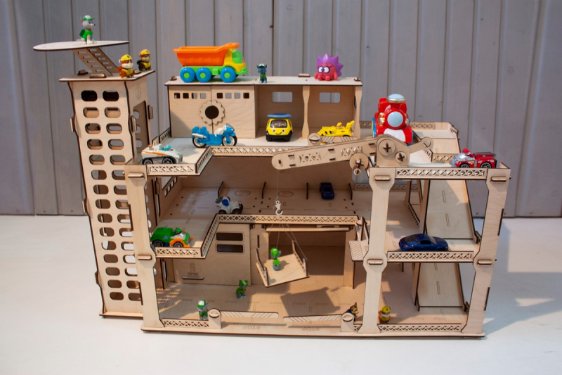 Деревянная парковка с лифтом и краном