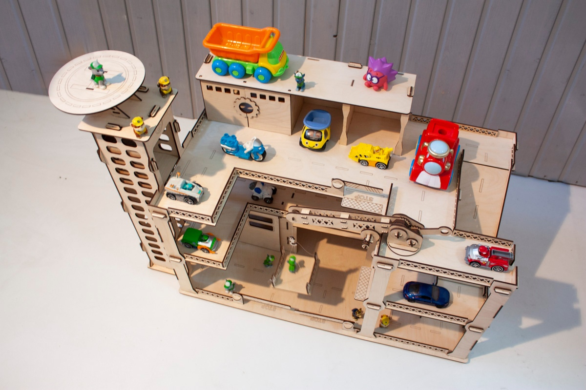 Деревянная парковка с лифтом и краном