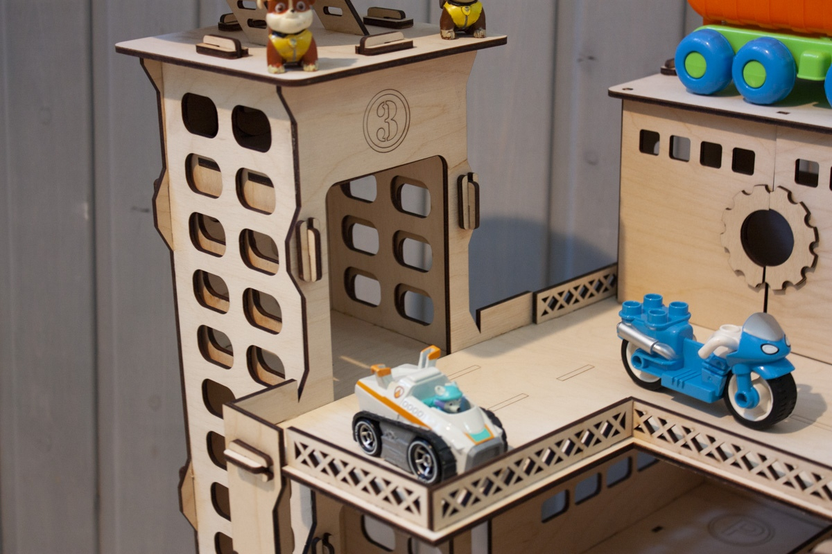 Деревянная парковка с лифтом и краном