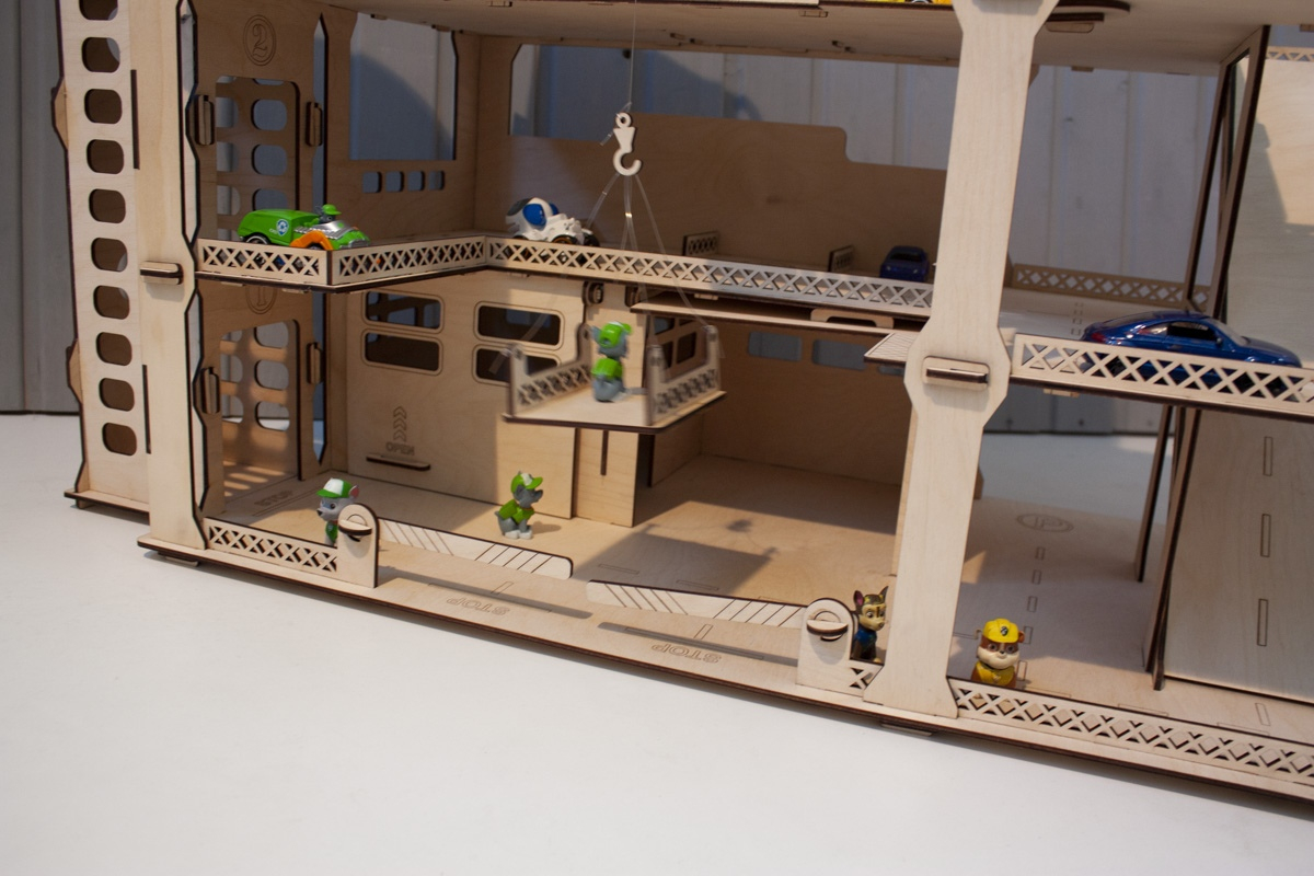 Деревянная парковка с лифтом и краном