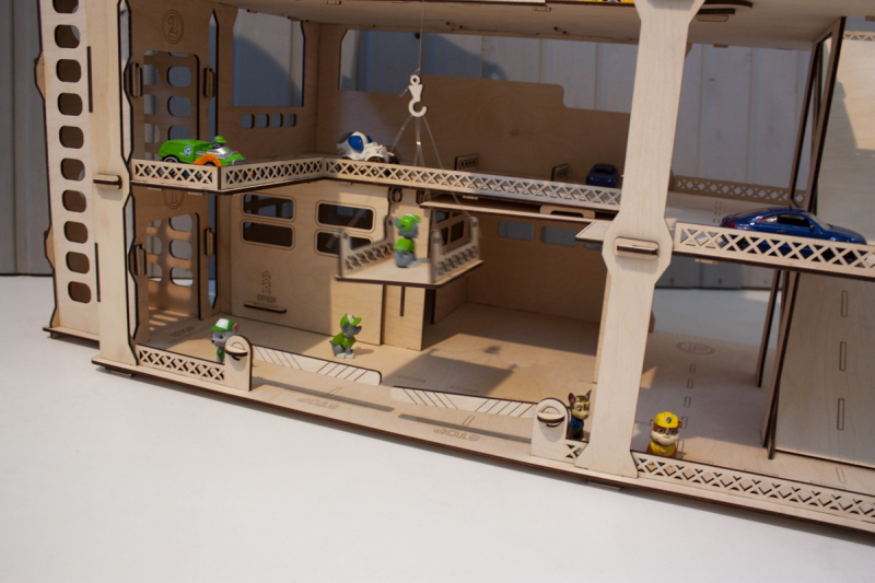 Деревянная парковка с лифтом и краном